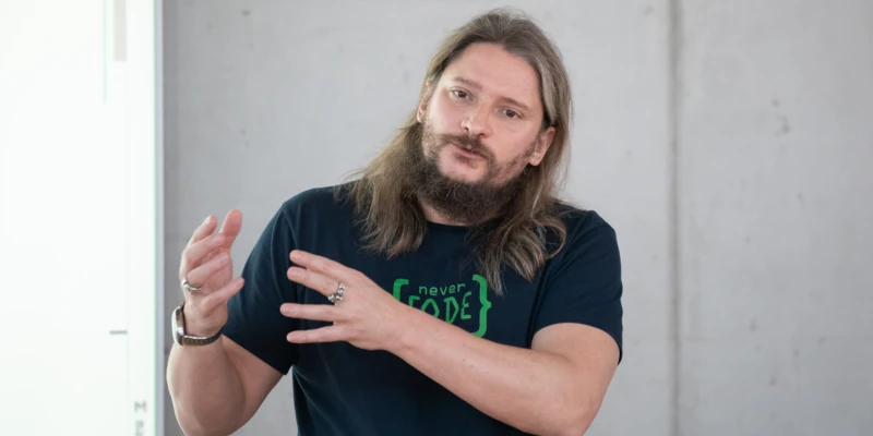 Roland Golla im Talk über Softwarequalität im Webdevelopment